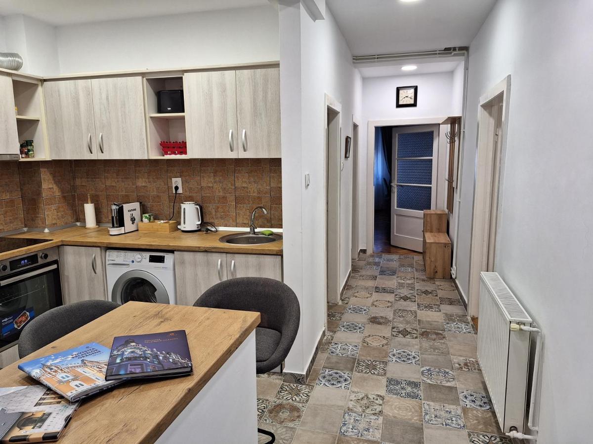 Black Eagle Central Unirii Square, 2 King Size Bedrooms, Free Private Parking Oradea Exterior photo