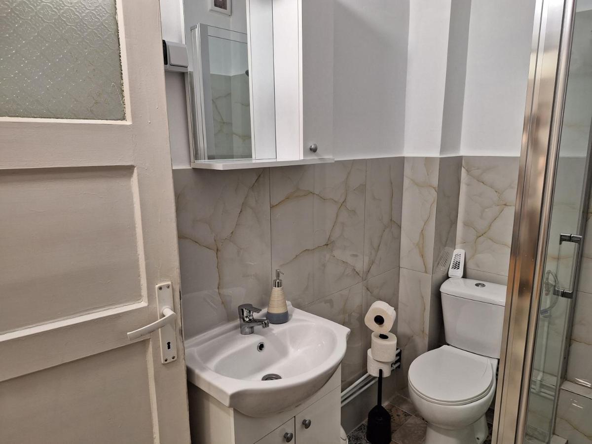 Black Eagle Central Unirii Square, 2 King Size Bedrooms, Free Private Parking Oradea Exterior photo